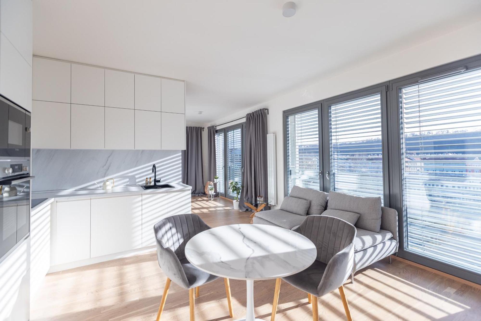 Cozy With Balcony Apartment *