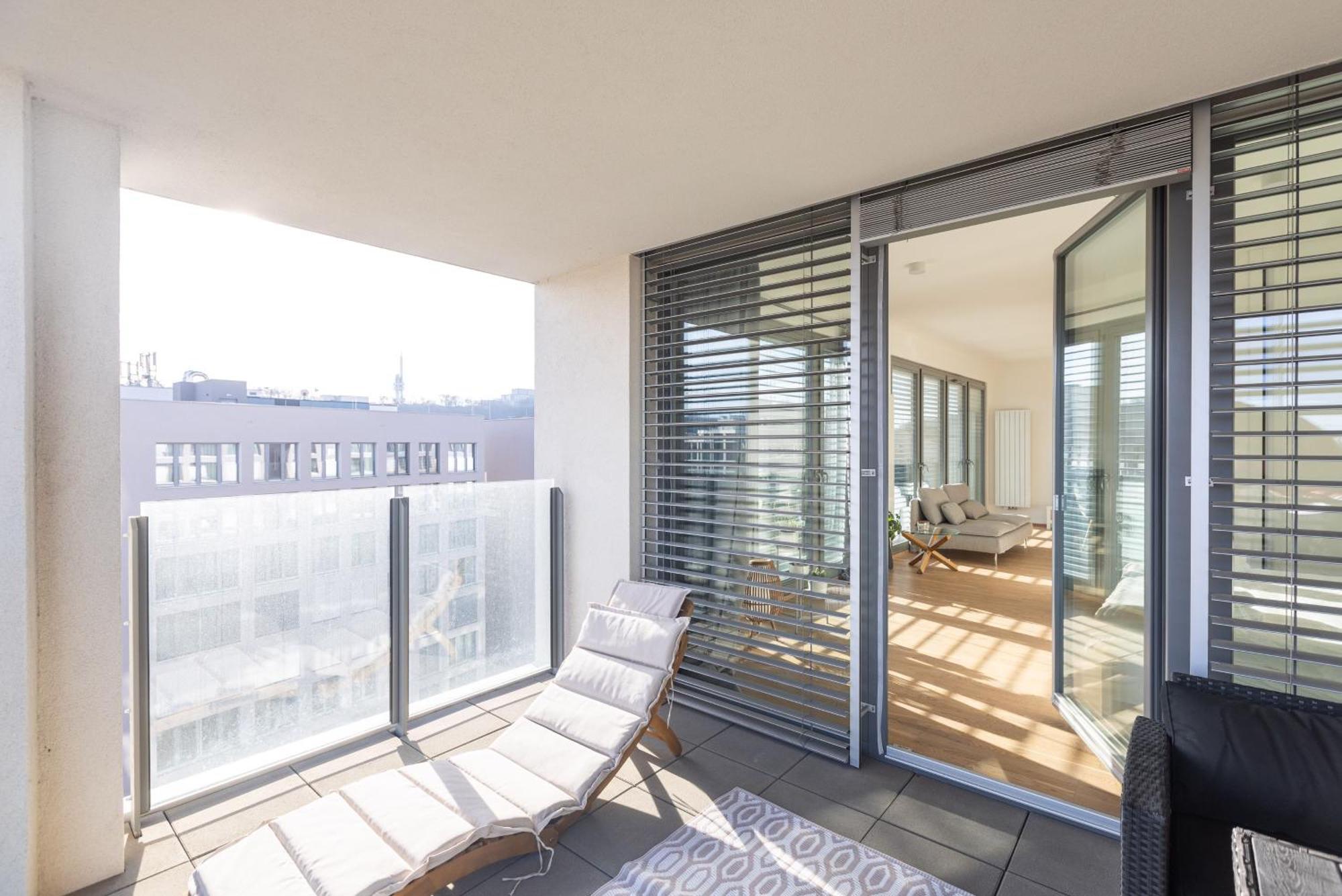 Cozy With Balcony Апартаменти